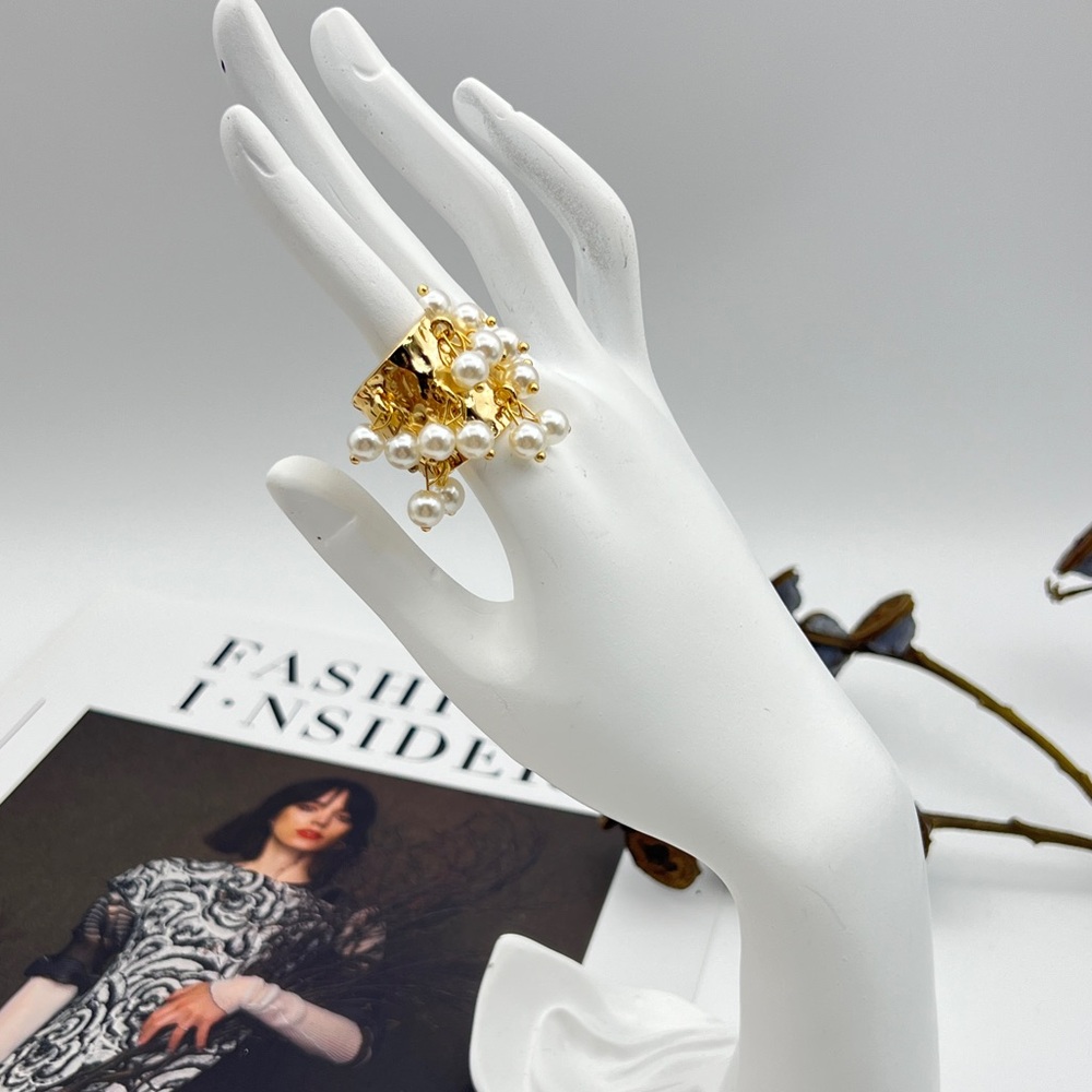 Elegant Gold and Pearl Women's Ring